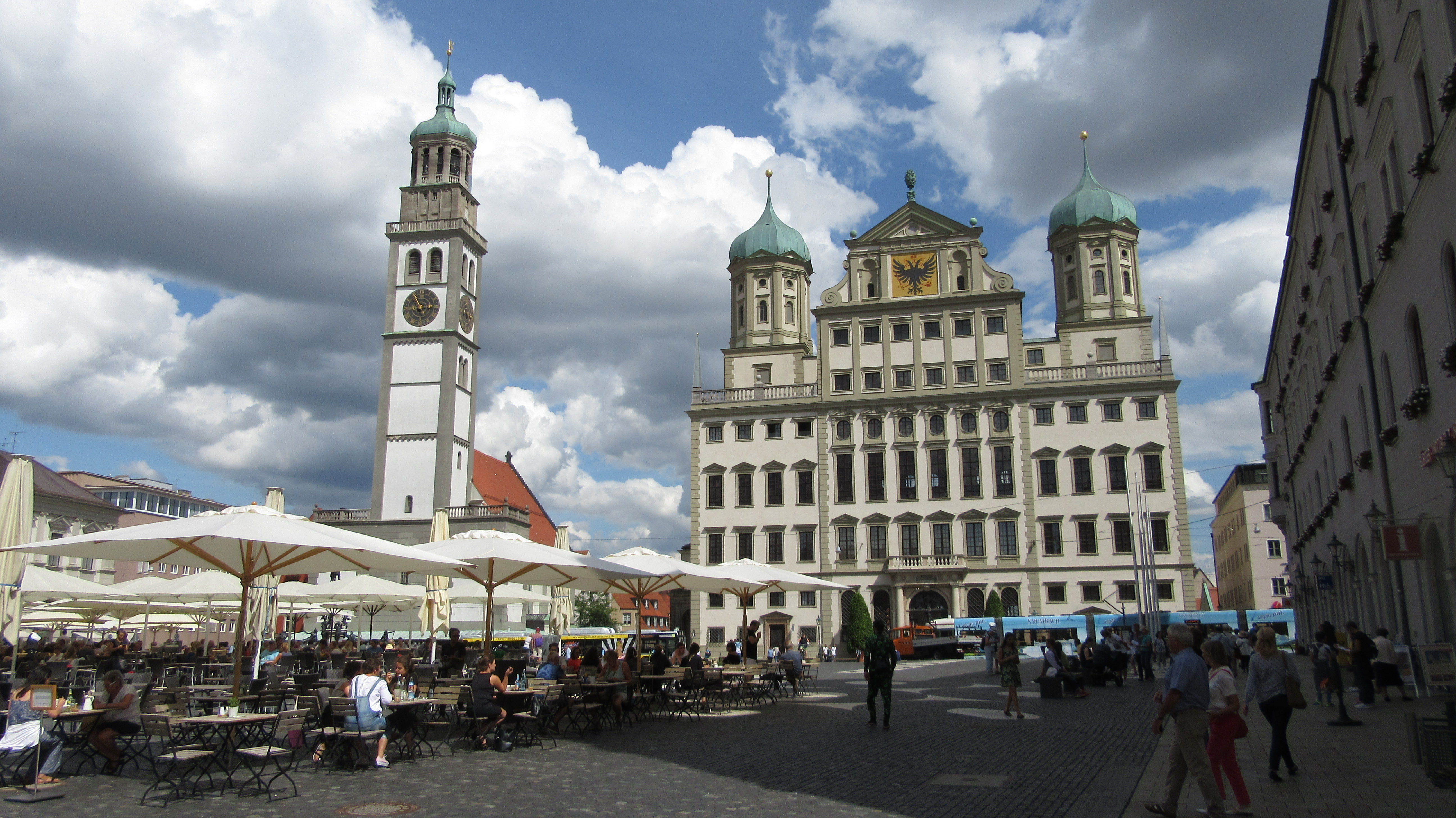 Rathausplatz in Augsburg - links der Perlachturm - rechts das von Elias Holl erbaute Rathaus